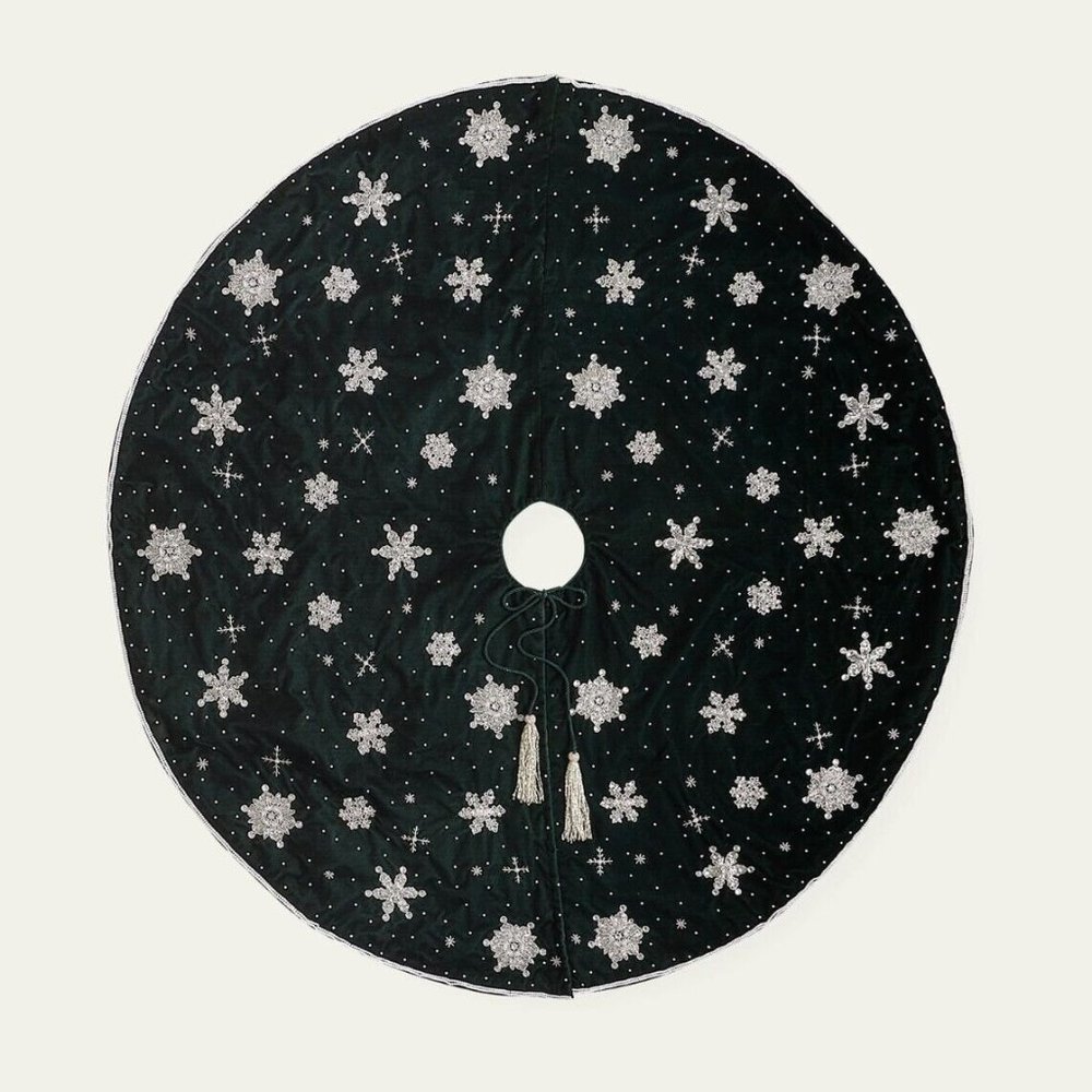 SUDHA PENNATHUR Green Christmas Tree Skirt with Snowflakes